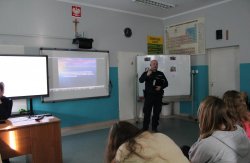 Starszy sierżant Krzysztof Skoczylas prowadzi zajęcia z uczniami klas III gimnazjum na temat szkodliwości dopalaczy i odpowiedzialności karnej nieletnich