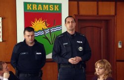 Dzielnicowy przedstawia swój plan priorytetowy podczas sesji Rady Gminy w Kramsku. Obecny przy nim jest jego przełożony - Kierownik Rewiru Dzielnicowych