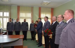 Naczelnik Wydziału Ogólnego odczytuje rozkazy personalne o odwołaniu ze stanowiska i powołaniu nowego Komendanta Komisariatu Policji w Kleczewie