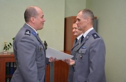 Komendant Kiliańczyk wręcza rozkaz personalny nowemu komendantowi w Kleczewie podkomisarzowi Mirosławowi Kujawie