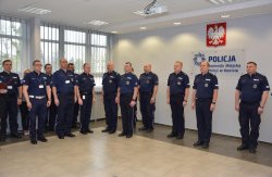 Komendanci oraz część kadry kierowniczej Komendy Miejskiej Policji w Koninie podczas uroczystej zbiórki