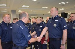 Komendant Miejski Policji w Koninie wręcza promesę nagrodową wyróżnionemu policjantowi