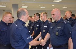 Komendant Miejski Policji w Koninie wręcza promesę nagrodową wyróżnionemu policjantowi