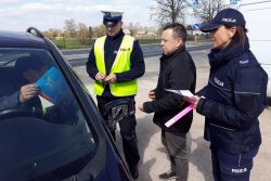 Policjanci z Komendy Miejskiej Policji w Koninie wraz z przedstawicielem lokalnego samorządu dokują kontroli drogowej