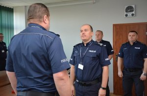 Naczelnik Wydziału Sztab Policji składa meldunek Komendantowi Miejskiemu Policji w Koninie