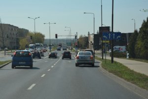 Skrzyżowanie z samochodami oczekującymi na zielone światło
