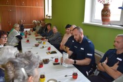 Komendant Komisariatu Policji w Kleczewie wraz z dzielnicowym rozmawiają o zagrożeniach dla seniorów