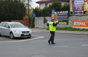 Policjant kierujący ruchem na skrzyżowaniu