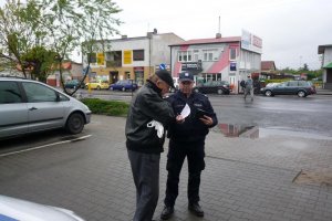 Dzielnicowy sierżant sztabowy Arkadiusz Strzeszyński podczas rozmowy z mieszkańcem gminy Skulsk