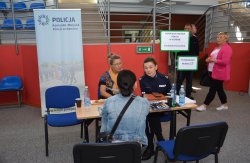 Przedstawiciele Komendy Miejskiej Policji w Koninie podczas targów pracy zapoznają zainteresowane osoby z procedurą przyjęcia do policji oraz innymi aspektami służby
