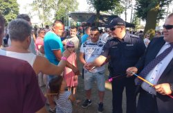 Wójt Gminy Wierzbinek wraz z policjantami z Komisariatu Policji w Sompolnie rozdaje materiały prewencyjne