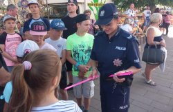 Policjantka z Komisariatu Policji w Sompolnie rozdaje materiały prewencyjne
