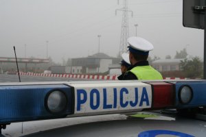 Policjant ruchu drogowego podczas służby na autostradzie