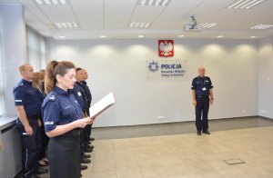 Policjantka odczytuje rozkaz personalny Komendanta Miejskiego Policji w Koninie
