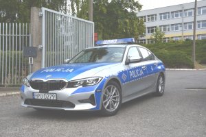 radiowóz oznakowany BMW wyjeżdża z parkingu Komendy Miejskiej Policji w Koninie