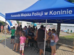 Funkcjonariusze Komendy Miejskiej Policji w Koninie pobierający odciski palców uczestników półkolonii