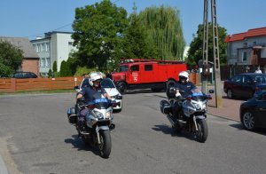 policjanci na motocyklach jadący na przedzie pochodu przed rozpoczęciem biegu