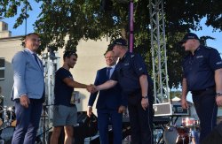 zastępcy komendanta miejskiego policji w Koninie wręczają puchary zwycięzcom biegu