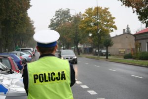 Policjant obserwujący ruchu drogowy w okolicy szkoły