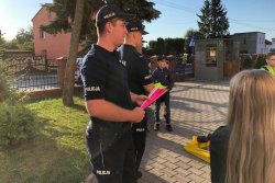 Policjanci rozdają elementy odblaskowe uczniom, szkoły podstawowej