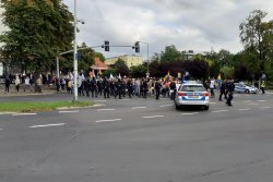 Policjanci eskortują uczestników &quot;Marszu Równości&quot;