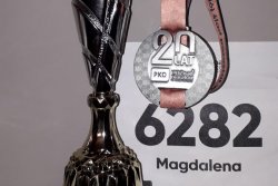 medal, puchar i numer startowy Magdy Marszałkowskiej