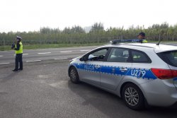 policjanci mierzą prędkość na drodze