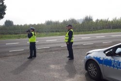 policjanci mierzą prędkość na drodze