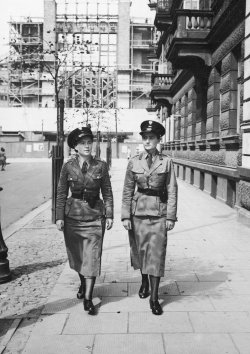 Zdjęcie Policjantek patrolujących przedmieścia Warszawy z początków kobiecej policji.