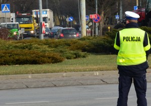Policjant kierujący ruchem w rejonie ronda.