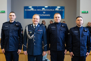 Zdjęcie nowych funkcjonariuszy z Komendantem Miejskim Policji w Koninie