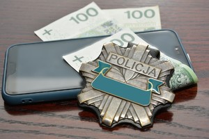 Zdjęcie odznaki policyjnej telefonu i pieniędzy.
