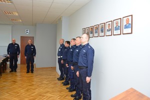 Komendancie wraz z awansowanymi policjantami