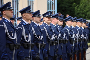 Policjanci stojący w nowych mundurach wyjściowych